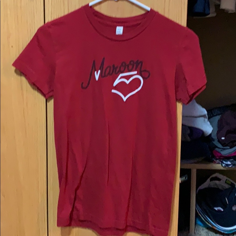burgundy short sleeve t-shirt